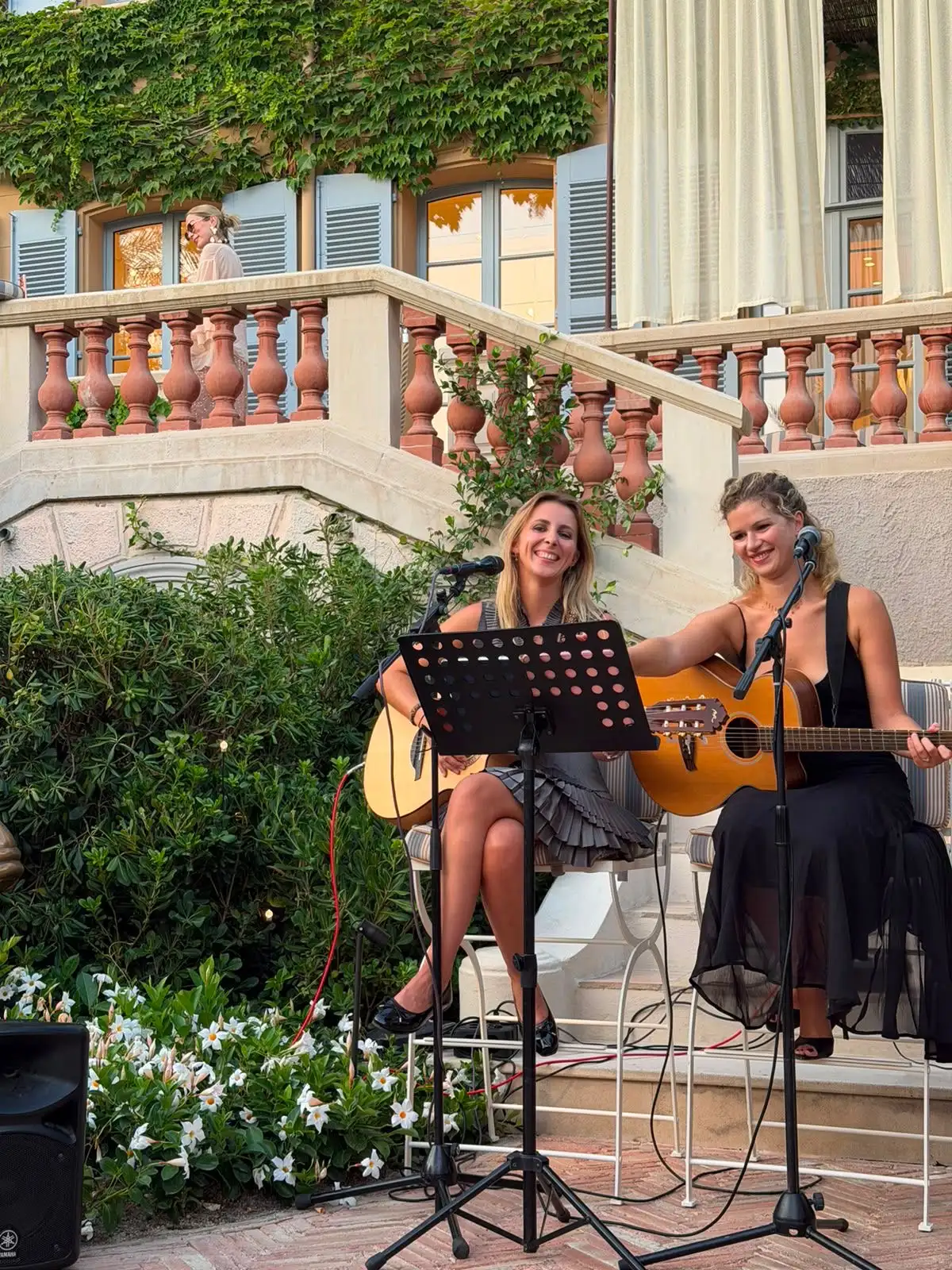 Charlotte Bessy en duo guitare et voix lors d’une réception